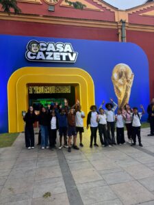 Alunos da E.M. Estados Unidos visitam a Casa CazéTV, na Zona Portuária do Rio.